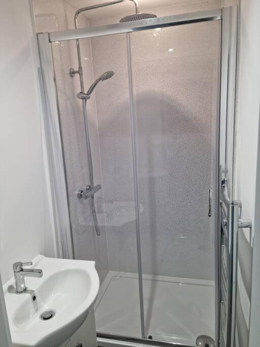 5 Bedroom House - Cheshire Oaks Ellesmere Port Zewnętrze zdjęcie